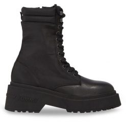 Trzewiki Tommy Jeans. Czarne botki damskie Tommy Jeans, z jeansu, bez obcasa, na słupku, bez zapięcia. Za 679.99 zł.