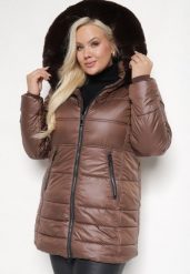 Brązowa Pikowana Kurtka Ocieplona Futrem z Kapturem z Futrzanym Wykończeniem Saliswen. Brązowe kurtki damskie Born2be, plus size, bez wzorów, z futra, z kapturem. Za 219.99 zł.