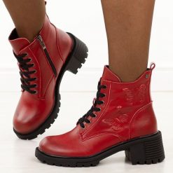 Czerwone skórzane botki damskie na traperze Filippo Dbt7133/25. Czerwone trapery damskie Filippo, ze skóry, bez obcasa, na platformie. Za 329.00 zł.
