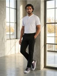 Bawełniane spodnie chino slim - czarny. Czarne spodnie materiałowe męskie Sinsay, bez wzorów, z bawełny. Za 49.99 zł.