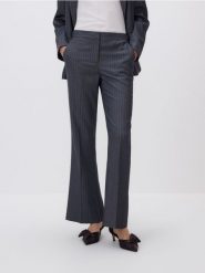 Spodnie flare w paski - ciemnoszary. Szare spodnie materiałowe damskie Reserved, bez wzorów, z tkaniny. Za 149.99 zł.