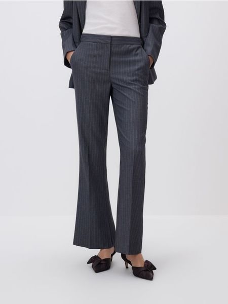 Spodnie flare w paski - ciemnoszary. Szare spodnie materiałowe damskie Reserved, bez wzorów, z tkaniny. Za 149.99 zł.