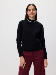 Sweter z ozdobną aplikacją - czarny. Czarne swetry klasyczne damskie Reserved, l, z dzianiny, bez kołnierzyka. Za 129.99 zł.