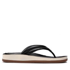 Japonki Bata. Czarne klapki damskie Bata, bez wzorów, bez obcasa. Za 169.99 zł.