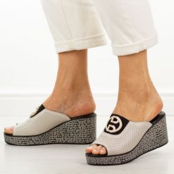 Beżowe skórzane klapki damskie na koturnie S.Barski 7012. Brązowe klapki damskie S.BARSKI, z aplikacjami, z jeansu, bez obcasa, na koturnie. Za 229.00 zł.