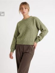 Sweter chunky z obniżoną linią ramion - zielony. Zielone swetry klasyczne damskie Sinsay, l, bez kołnierzyka. Za 59.99 zł.