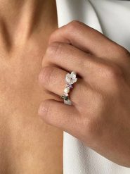 Les Petites Précieuses Pozłacany pierścionek z masą perłową i cyrkoniami rozmiar: 50. Białe pierścionki damskie Les Petites Précieuses, z cyrkonią, pozłacane. Za 200.60 zł.