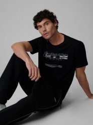 4F T-shirt regular z nadrukiem męski - czarny S. Czarne t-shirty męskie 4f, m, bez wzorów, z bawełny, bez kołnierzyka. Za 69.99 zł.