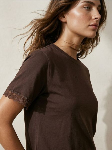 Bawełniana jednolita koszulka z falbanami przy rękawach - brązowy. Brązowe t-shirty damskie Sinsay, l, bez wzorów, z bawełny, bez kołnierzyka. Za 25.99 zł.