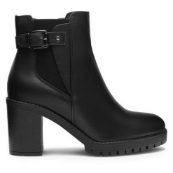 Botki Clara Barson. Czarne botki damskie Clara Barson, bez obcasa, na słupku, bez zapięcia. Za 169.99 zł.