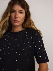 T-shirt regular z aplikacjami - czarny. Czarne t-shirty damskie Reserved, l, z aplikacjami, z bawełny, bez kołnierzyka. W wyprzedaży za 49.99 zł.