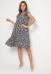 Granatowa Bawełniana Sukienka o Rozkloszowanym Kroju w Ornamentalny Wzór Zalimea. Niebieskie sukienki damskie Born2be, na co dzień, l, bez wzorów, z bawełny, eleganckie, bez kołnierzyka, bez ramiączek, midi, kopertowe. W wyprzedaży za 47.99 zł.