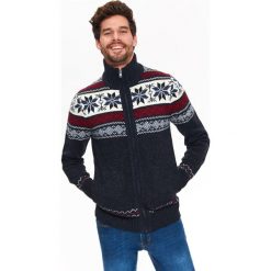 SWETER ROZPINANY Z NORWESKIM WZOREM. Niebieskie kardigany męskie TOP SECRET, na lato, m, bez wzorów, z dzianiny, bez kołnierzyka. W wyprzedaży za 59.99 zł.