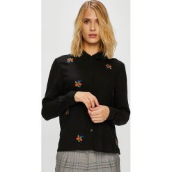 Jacqueline de Yong - Koszula Fannie. Czarne koszule damskie Jacqueline de Yong, bez wzorów, z tkaniny, casualowe, bez kołnierzyka, bez ramiączek. W wyprzedaży za 49.90 zł.
