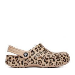 Klapki Crocs. Brązowe klapki damskie Crocs, bez wzorów, bez obcasa. Za 239.99 zł.