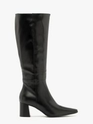 Czarne kozaki z szeroką cholewką JASMINE. Czarne kozaki damskie Ryłko, z lakierowanej skóry, bez obcasa, na obcasie. W wyprzedaży za 449.99 zł.