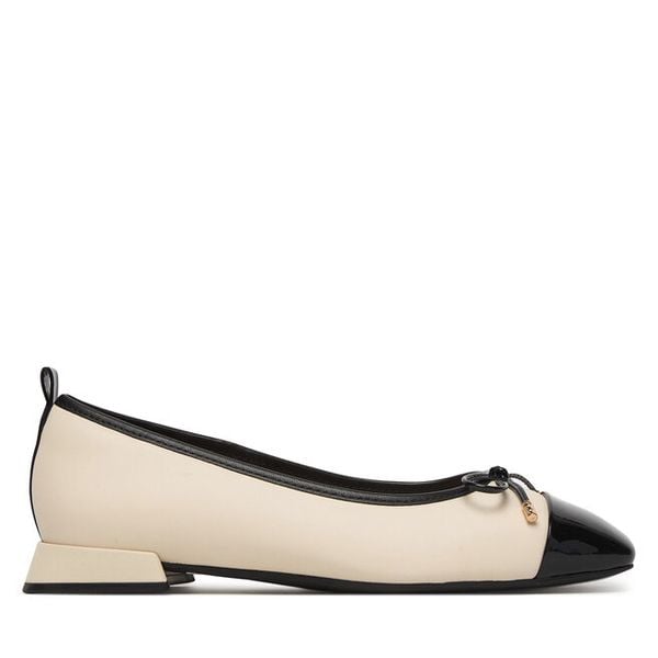 Półbuty Clarks. Półbuty damskie Clarks, bez wzorów, bez obcasa, na płaskiej podeszwie. Za 469.99 zł.