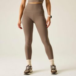 Damskie legginsy modelujące Refresh. Brązowe legginsy damskie Dare 2b, bez wzorów, z elastanu. W wyprzedaży za 129.99 zł.