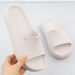 Klapki damskie basenowe plażowe kremowe Zaxy RR285048. Białe klapki damskie Zaxy, bez wzorów, z gumy, bez obcasa. Za 159.99 zł.
