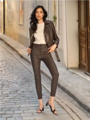 Spodnie skinny fit - brązowy. Brązowe spodnie materiałowe damskie Sinsay, bez wzorów, z materiału. W wyprzedaży za 29.99 zł.