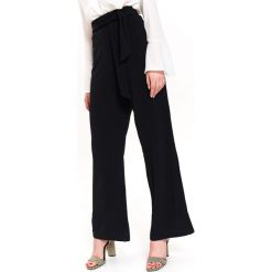SPODNIE DŁUGIE DAMSKIE ROZSZERZANE. Czarne spodnie materiałowe damskie TOP SECRET, bez wzorów, eleganckie, z podwyższonym stanem. W wyprzedaży za 44.99 zł.