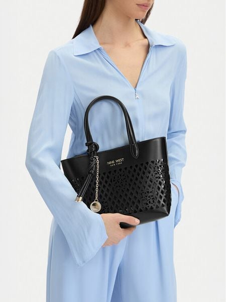 Nine West Torebka CEO-Essex Light-LDA8698A Czarny. Czarne torebki klasyczne damskie Nine West, bez wzorów, ze skóry, bez dodatków. Za 130.99 zł.