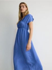 Sukienka maxi w prążek - niebieski. Niebieskie sukienki damskie Reserved, l, bez wzorów, z tkaniny, bez kołnierzyka, bez ramiączek, maxi. W wyprzedaży za 69.99 zł.