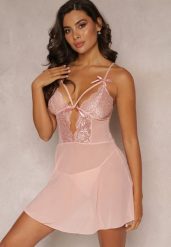 Różowa Koszula Nocna i Stringi z Siateczki Wykończona Koronką z Kokardkami Maddalyn. Czerwone stringi damskie Renee, uniwersalny, bez wzorów, z koronki. Za 44.99 zł.