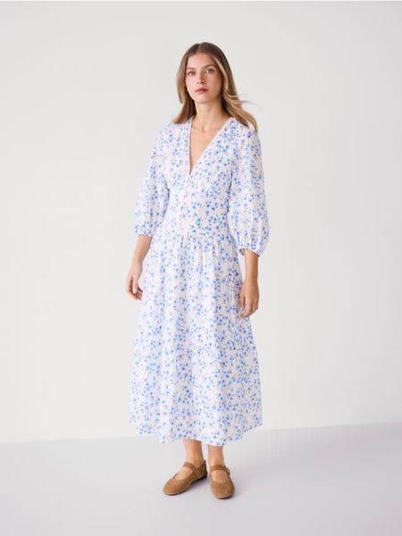 Sukienka z kwiatowym wzorem - jasnoniebieski. Niebieskie sukienki damskie Reserved, na co dzień, l, bez wzorów, z bawełny, bez kołnierzyka, bez ramiączek, proste. Za 199.99 zł.