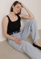 Czarny Prążkowany Top na Szerokich Ramiączkach z Bawełny Zdobiony Guzikami Bernella. Czarne topy damskie Born2be, m, z aplikacjami, z bawełny, bez kołnierzyka. Za 39.99 zł.