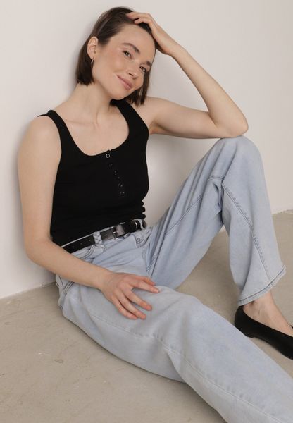 Czarny Prążkowany Top na Szerokich Ramiączkach z Bawełny Zdobiony Guzikami Bernella. Czarne topy damskie Born2be, m, z aplikacjami, z bawełny, bez kołnierzyka. Za 39.99 zł.