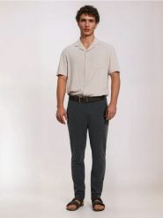 Spodnie slim fit - czarny. Czarne spodnie materiałowe męskie Sinsay, bez wzorów. Za 49.99 zł.