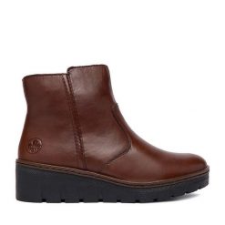 Botki Rieker. Brązowe botki damskie Rieker, bez obcasa, na koturnie, bez zapięcia. Za 419.99 zł.