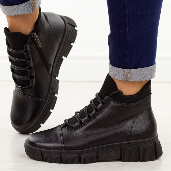 Czarne skórzane botki damskie na traperze Cambell 19341. Czarne trapery damskie Cambell, z jeansu, bez obcasa, na platformie. W wyprzedaży za 269.10 zł.