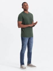 Casualowy męski t-shirt z naszywką na kieszeni – ciemnooliwkowy V4 - Rozmiar: S. Zielone t-shirty męskie Ombre Clothing, m, z aplikacjami, z bawełny, bez kołnierzyka. W wyprzedaży za 49.99 zł.