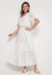 Biała Bawełniana Sukienka Boho o Rozkloszowanym Kroju Zdobiona Haftem Efrissea. Białe sukienki damskie Born2be, na imprezę, na lato, m, z aplikacjami, z bawełny, boho, bez kołnierzyka, bez ramiączek, maxi, kopertowe. W wyprzedaży za 119.99 zł.