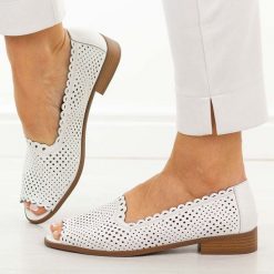 Białe ażurowe półbuty damskie Jezzi 25113-9. Białe półbuty damskie Jezzi, w ażurowe wzory, ze skóry, casualowe, z otwartym noskiem, bez obcasa, na płaskiej podeszwie. Za 219.00 zł.