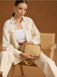 Torebka crossbody - kremowy. Białe torebki klasyczne damskie Sinsay, bez wzorów, bez dodatków. W wyprzedaży za 22.99 zł.