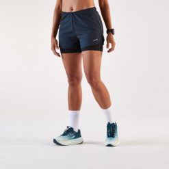 Spodenki do biegania damskie Kiprun 2w1 Run 500 Comfort. Czarne szorty damskie KIPRUN, bez wzorów, z elastanu, sportowe. Za 119.99 zł.