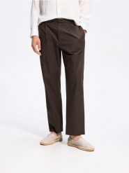 Spodnie jogger z domieszką lnu - ciemnobrązowy. Brązowe spodnie materiałowe męskie Reserved, bez wzorów, z bawełny. Za 149.99 zł.