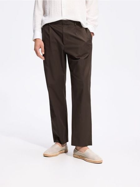Spodnie jogger z domieszką lnu - ciemnobrązowy. Brązowe spodnie materiałowe męskie Reserved, bez wzorów, z bawełny. Za 149.99 zł.