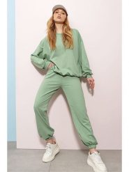 Trend Alacati 2-częściowy zestaw w kolorze zielonym rozmiar: M. Zielone spodnie dresowe damskie Trend Alacati, m, bez wzorów, z dresówki. Za 92.45 zł.