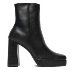 Botki DeeZee. Czarne botki damskie DeeZee, bez obcasa, na słupku, bez zapięcia. Za 199.99 zł.