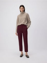 Spodnie z wysokim stanem - mahoniowy. Brązowe spodnie materiałowe damskie Reserved, bez wzorów, z tkaniny, z podwyższonym stanem. W wyprzedaży za 69.99 zł.