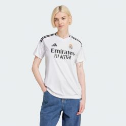 Koszulka Real Madrid 24/25 Home. Białe bluzki damskie Adidas, xl, bez wzorów, z materiału, sportowe, bez kołnierzyka, bez ramiączek. W wyprzedaży za 314.30 zł.