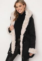 Czarna Kurtka Parka z Kapturem i Odpinanym Futerkiem Ninria. Czarne kurtki damskie Born2be, l, bez wzorów, z dzianiny. Za 179.99 zł.