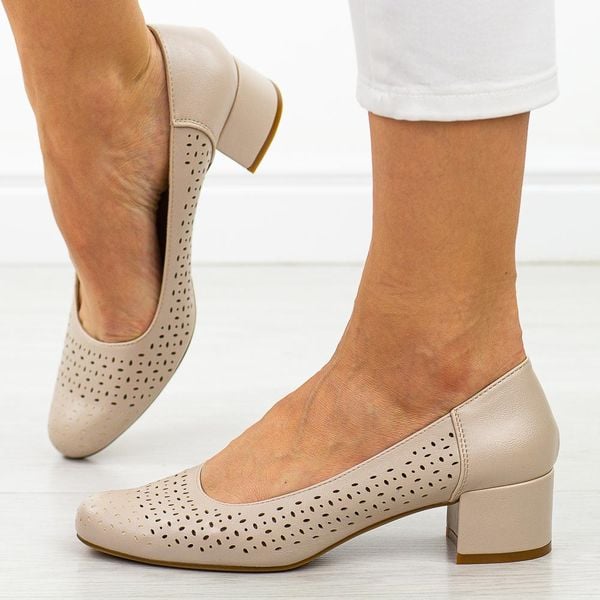 Cieliste ażurowe czółenka damskie na obcasie Sergio Leone Pb293. Czółenka damskie Sergio Leone, w ażurowe wzory, z jeansu, z okrągłym noskiem, bez obcasa, na obcasie. Za 159.00 zł.