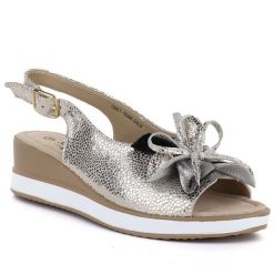 Skórzane sandały damskie z kwiatem złote S.Barski 5988. Żółte sandały damskie S.BARSKI, bez wzorów, ze skóry, bez obcasa. Za 249.99 zł.