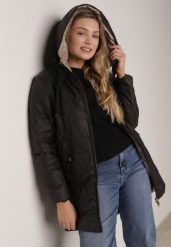 Czarna Pikowana Kurtka Przejściowa Parka z Kapturem o Długim Kroju z Ozdobą Isaline. Czarne kurtki damskie Born2be, l, z aplikacjami, z dresówki, z kapturem. Za 159.99 zł.