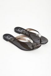 Klapki damskie z cyrkoniami CESARE CASADEI. Klapki damskie CESARE CASADEI, bez wzorów, bez obcasa. Za 799.00 zł.